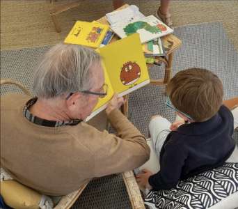 En crèches, des retraités viennent faire la lecture aux enfants