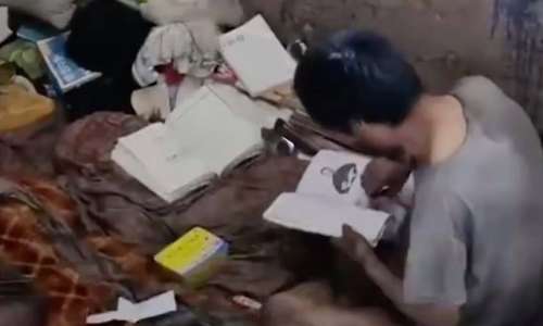 Un ermite, lecteur de livres, découvert dans une grotte de Chine