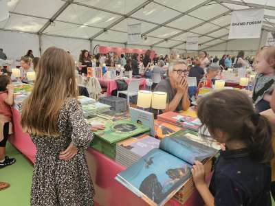  «Rendez-vous incontournable : Livres dans la Boucle»
ou
«Livres dans la Boucle, le rendez-vous à ne pas manquer»