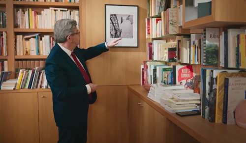 Dans son clip de campagne, Mélenchon révèle sa bibliothèque