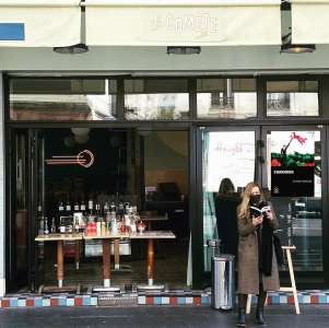 Devant les cafés fermés, elle lit des passages de son roman