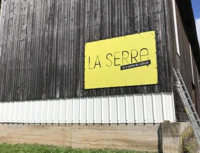 Une ferme de volaille changée en espace culturel : découvrez La Serre