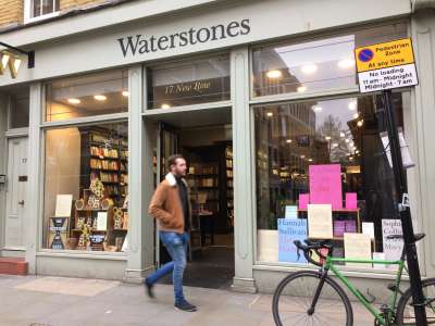 Le libraire Waterstones sommé de mieux payer les employés en chômage partiel