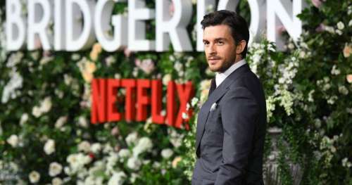 Jonathan Bailey (Bridgerton) change radicalement de look pour sa nouvelle série