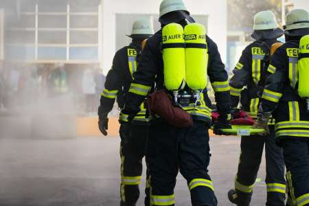 Les pompiers calment une petite fille effrayée sur les lieux de l’accident en lui demandant de se peindre les ongles