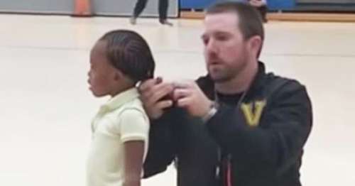 Un entraîneur devient viral sur Internet pour ce seul geste lors d’un match de basket pour enfants