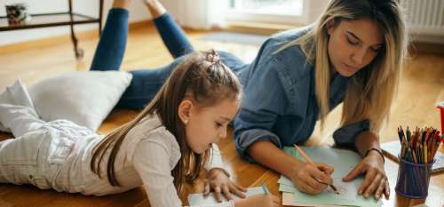 Une mère exige que la baby-sitter paie pour le « dommage émotionnel » après que les enfants ont mangé des nuggets de poulet