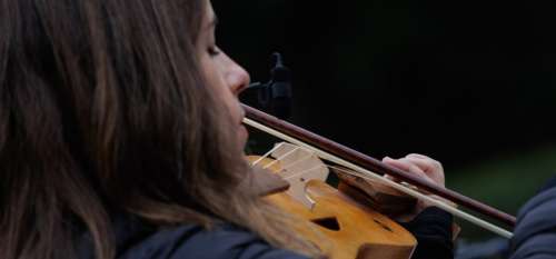 Le harceleur à l’école d’une violoniste lui demande de jouer à son mariage – elle a une réponse parfaite