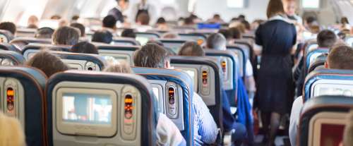 L’équipage d’une compagnie aérienne révèle la véritable raison pour laquelle les passagers sont accueillis sur le vol – ce n’est pas par politesse
