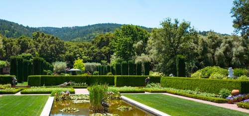 Si vous voyez cette masse géométrique dans votre jardin, ne la touchez pas