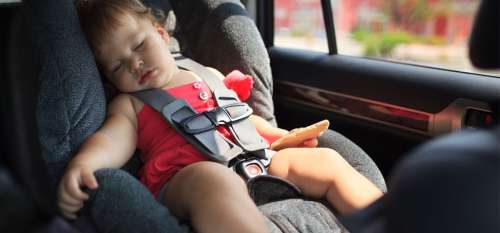 Un bambin coincé dans une Tesla après que la batterie ait rendu l’âme – empêchant sa grand-mère d’entrer dans le véhicule