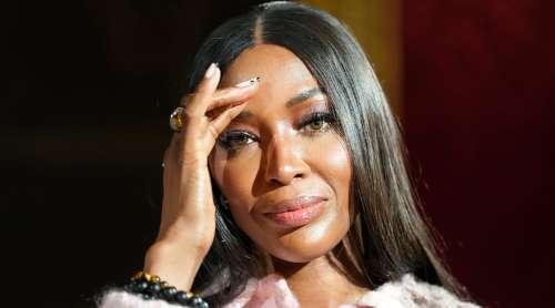 À 54 ans, Naomi Campbell étonne ses fans dans une photo en bikini sur un bateau – « Qu’est-ce que c’est que ce maillot de bain ? »