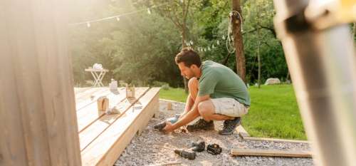 Un père bricoleur construit la piscine de ses rêves dans son jardin grâce à des tutoriels sur YouTube