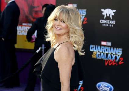  « Goldie Hawn, 78 ans, affiche sa forme estivale : les photos de son vacation en maillot de bain font réagir »