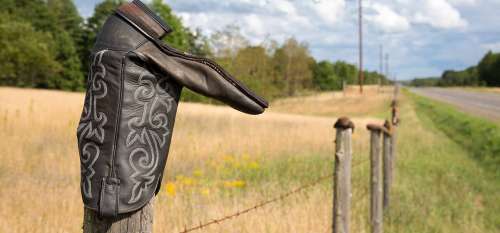 Pourquoi ne jamais toucher une botte de cow-boy laissée sur une clôture ?