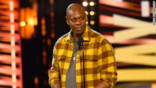 Un homme accusé d’avoir attaqué Dave Chappelle fait face à des accusations de tentative de meurtre dans un incident distinct