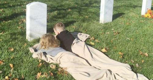 Les fils veulent un signe de leur papa au ciel – ce qui se passe sur sa tombe fait pleurer tout le monde