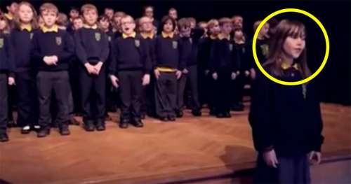 Une fille autisme chante une chanson classique – et émeut le public aux larmes