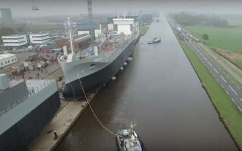 Un navire géant glisse dans l’eau : quelques secondes plus tard, l’incroyable arrive