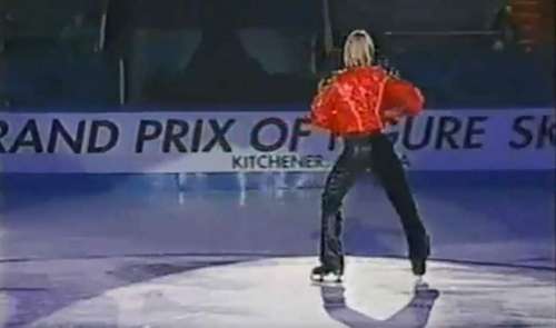 Le patineur choque tout le public. 17 ans plus tard, aucun spectateur n’a oublié sa performance
