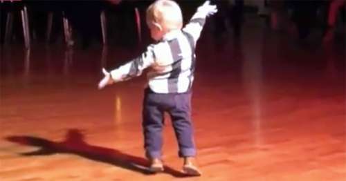 Un bébé entend sa chanson d’Elvis préférée à une fête et fait tout le monde éclater de rire avec sa danse