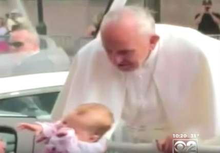 Le Pape François embrasse un bébé sur la tête – 2 mois plus tard, les parents sont témoins d’un miracle