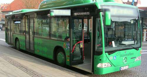 Un adolescent voit un autre de 11 ans pleurer à l’arrière de l’autobus – découvre la vérité puis lui remet son argent