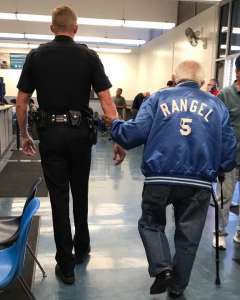 Un policier est appelé à cause d’un homme de 92 ans qui causait des ennuis dans une banque, le policier jette un coup d’œil et sait exactement quoi faire