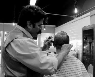 Le coiffeur se moque du jeune enfant – mais attendez de voir l’incroyable conclusion de cette histoire