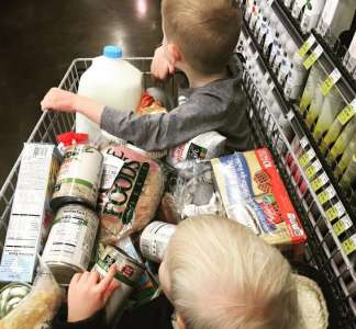 Vieil homme rencontre une jeune maman dans  magasin – lui laisse sur des mots à jamais gravés dans son esprit