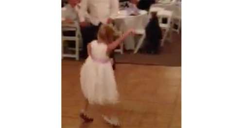 La fille d’honneur danse à la réception de mariage, mais la foule perd la tête quand la chanson change