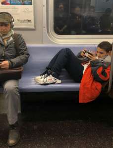 Ado s’allonge sur quatre sièges de métro: Regardez sa réaction quand un inconnu s’assoit sur lui