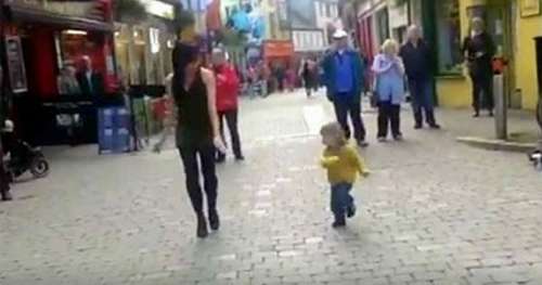 La petite fille interrompt le danseur sur la place – regardez les mouvements qui ont incendié internet