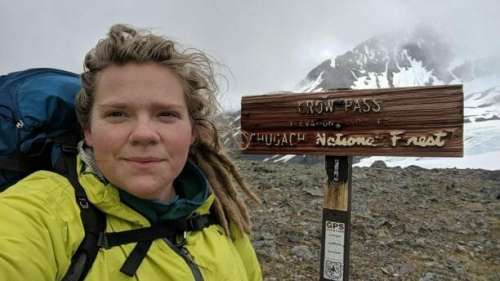 Randonneuse sourde chute de 213 m en montagne, mais quand les sauveteurs la trouvent, elle n’est pas seule