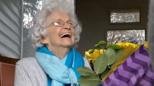 Femme de 88 ans en larmes quand centaines d’ados viennent sous sa fenêtre avec – tellement mignon