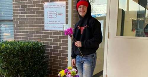 Un adolescent achète 170 fleurs pour les offrir à toutes les filles de son école pour la Saint-Valentin après les avoir vues contrariées