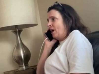 Moment déchirant où une femme dit au revoir à sa mère au téléphone