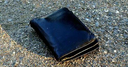 Enfant retourne un portefeuille qu’il a trouvé dans la rue, quelques semaines plus tard il reçoit une lettre