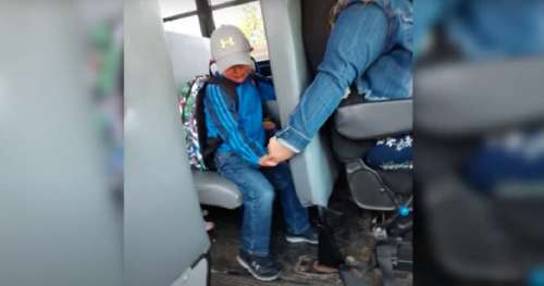 Une conductrice de bus ne pensait pas que la photo la montrant en train de tenir la main d’un enfant en pleurs était une « belle affaire » – la police locale pensait différemment