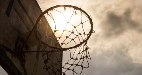 Un garçon de 8 ans perd la vie dans un accident bizarre alors qu’il jouait au basket à la maison