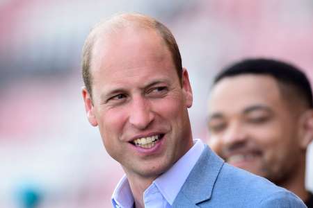 Le prince William reçoit un baiser surprise lors d’une visite royale filmé