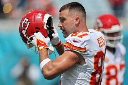 Travis Kelce aurait invité Taylor Swift à le regarder jouer