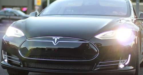 Cet homme a construit sa propre voiture Tesla pour seulement 5 500 euros !