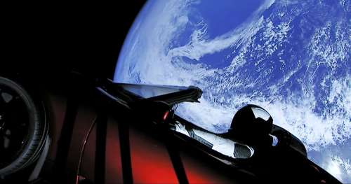 Des images dignes de la science-fiction : regardez cette voiture Tesla flotter dans l’espace