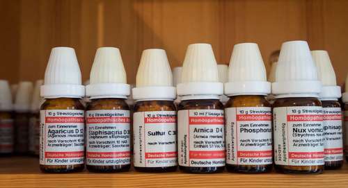 124 médecins tirent la sonnette d’alarme sur la dangerosité et l’inefficacité de l’homéopathie