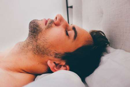 Une excuse pour la grasse matinée ! Bien dormir le week-end peut vous sauver d’une mort prématurée