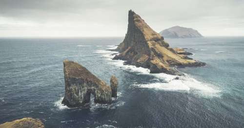 Contemplez la beauté des Îles Féroé, où la nature semble intouchée par l’activité humaine