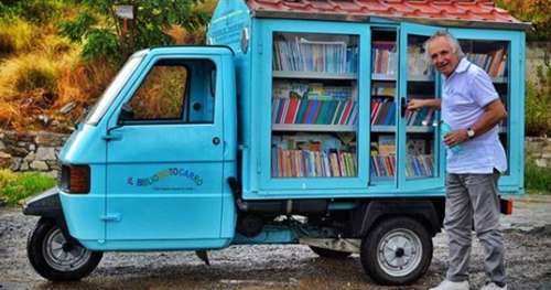 Cet homme dévoué transmet aux enfants la passion de la lecture avec sa bibliothèque mobile