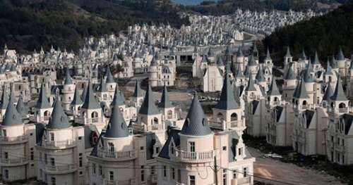 Cette étrange ville fantôme est composée uniquement de châteaux