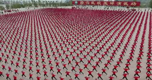La coordination parfaite de ces centaines d’élèves de kung-fu va vous subjuguer